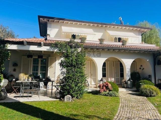 Case e ville in vendita di 370 m² in Via della Barbiera