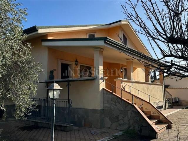 Case e ville in vendita di 370 m² in Via delle Nespole