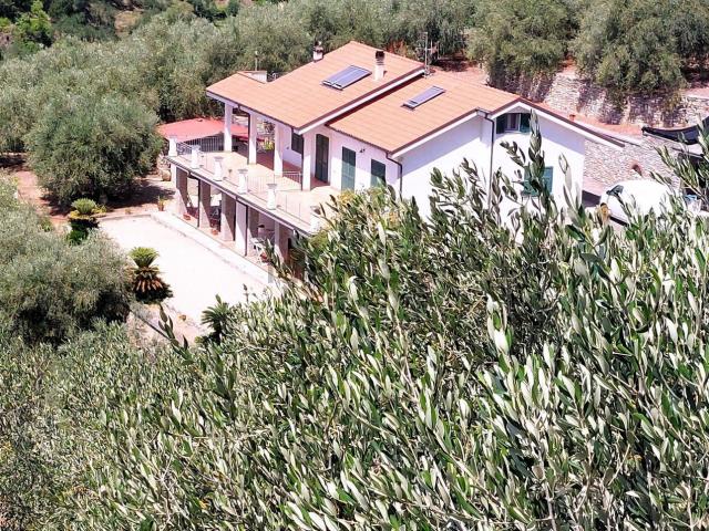 Case e ville in vendita di 370 m² in Via Monade