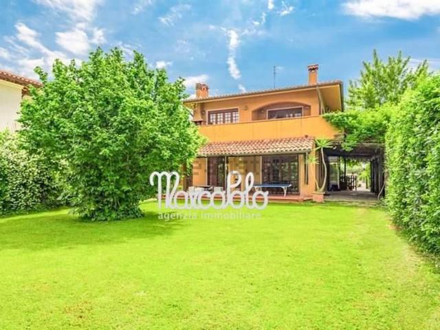 Case e ville in vendita di 370 m² in Via Scassicarli, 98
