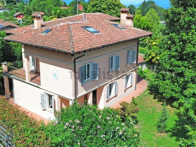 Case e ville in vendita di 370 m² in Via Sempione, 137