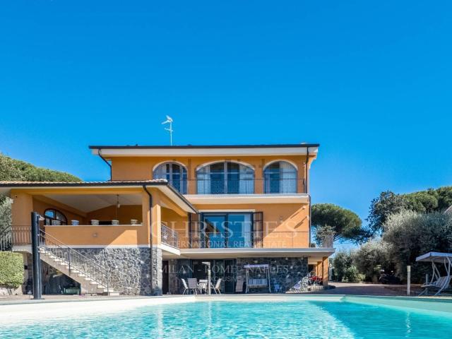 Case e ville in vendita di 370 m² in Via Spinabella, 1
