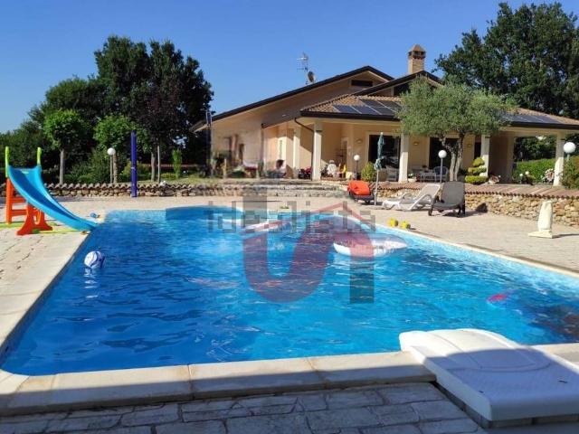 Case e ville in vendita di 370 m² in Via Ponentina