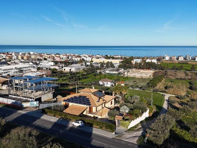 Case e ville in vendita di 370 m² in Via Panoramica, 23