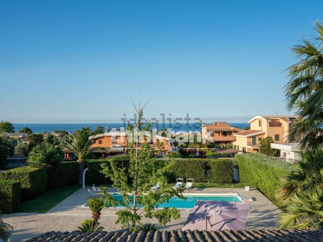 Case e ville in vendita di 370 m² in Via Tringali