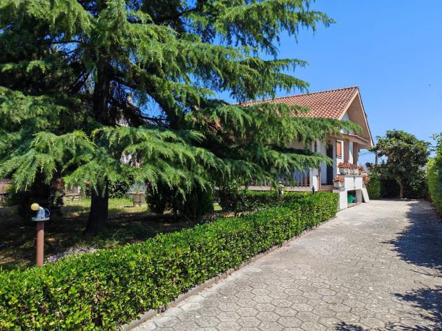 Case e ville in vendita di 370 m² in Via Tusa, 19
