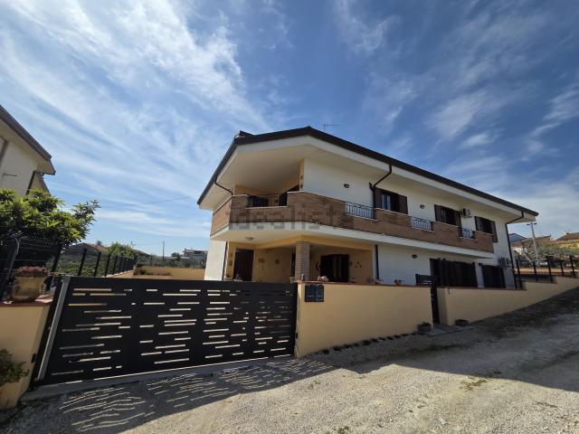 Case e ville in vendita di 370 m² in Via Vaccareccia, 31