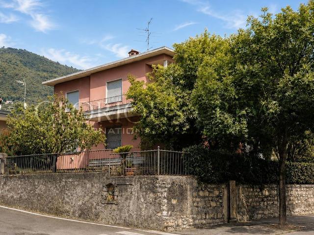 Case e ville in vendita di 370 m² in Viale della Bornata, 13