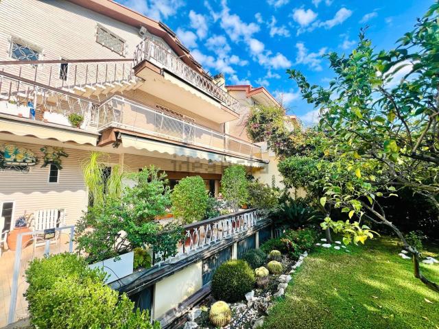 Case e ville in vendita di 370 m² in Viale Gorgia di Leontini