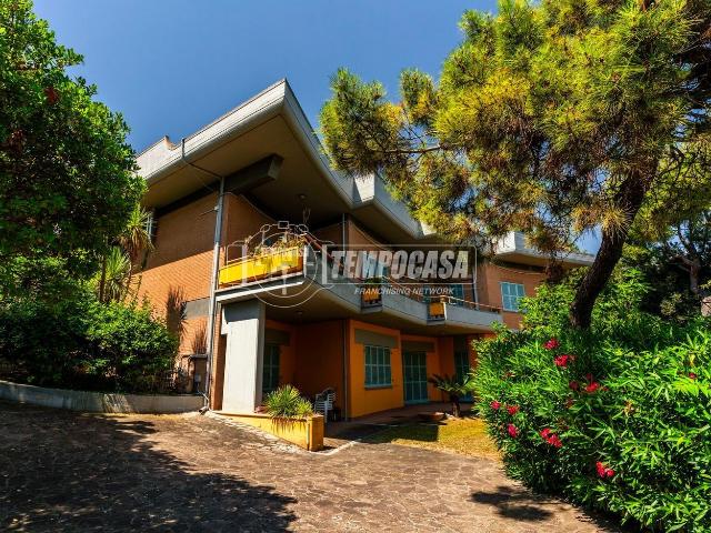 Case e ville in vendita di 370 m² in Contrada Migliarino