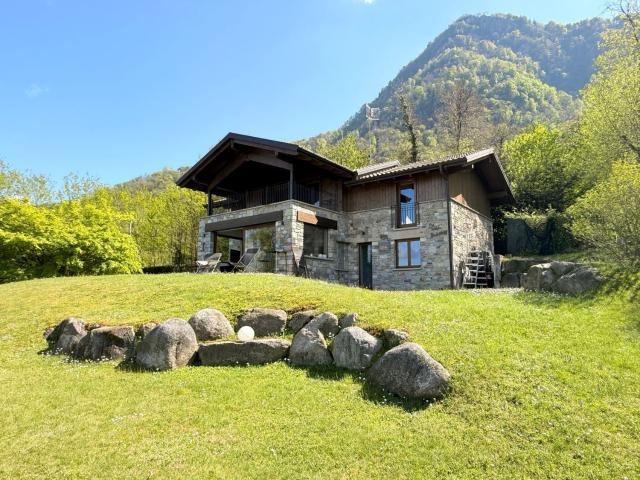 Case e ville in vendita di 370 m² in Località Pianeggi, 32