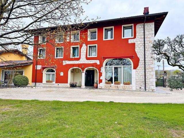 Case e ville in vendita di 370 m² in Strada Cellini
