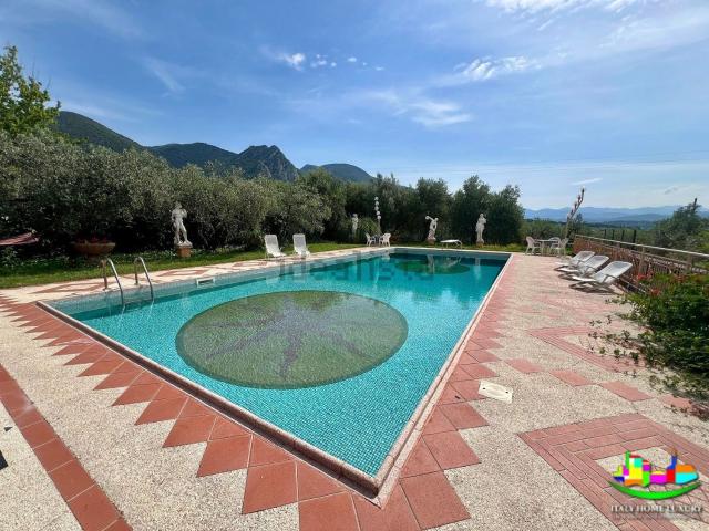 Case e ville in vendita di 370 m² in Strada di Fossocanale, 15