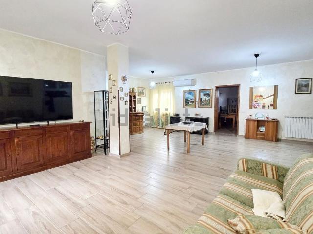 Case e ville in vendita di 370 m² in Strada Ottava, 1