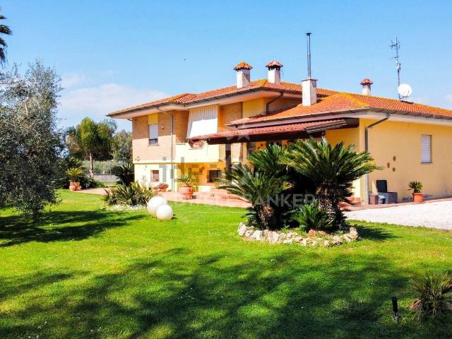 Case e ville in vendita di 370 m² in Strada Statale 7