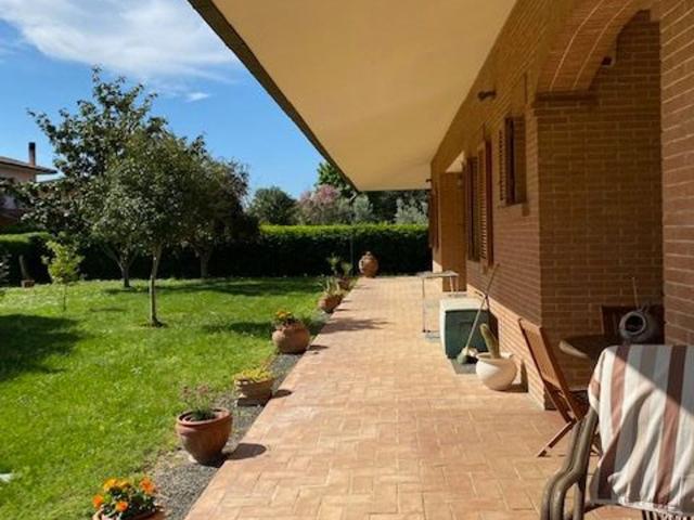 Case e ville in vendita di 370 m² in Strada Rispescia Vecchia