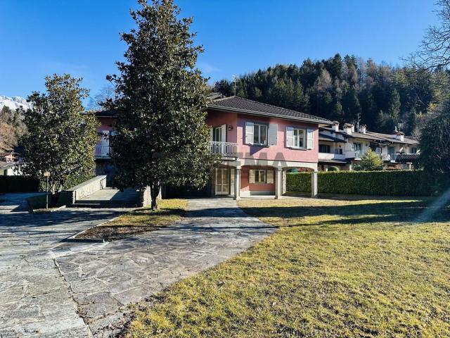 Case e ville in vendita di 371 m² in Via Gaetano Donizetti, 205