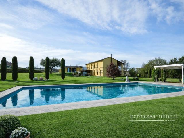 Case e ville in vendita di 372 m² in Via Braga