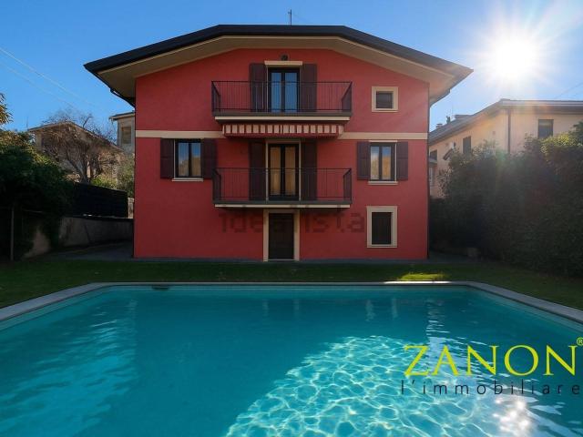 Case e ville in vendita di 372 m² in Via Giacomo Leopardi