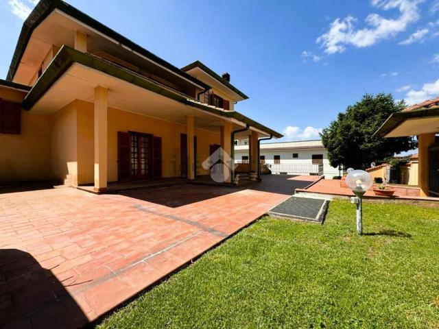 Case e ville in vendita di 372 m² in Via dei Lecci, 13