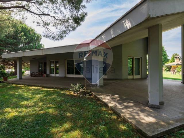 Case e ville in vendita di 373 m² in Via Giovanni XXIII, 56