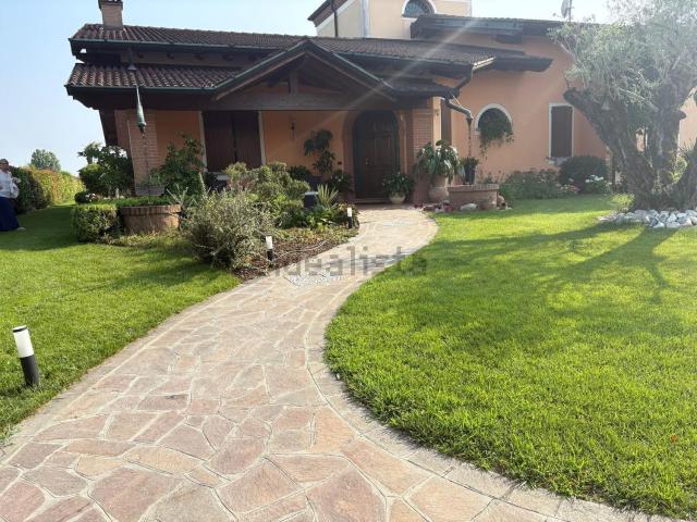 Case e ville in vendita di 373 m² in Via Sottotenente Pasini Mario