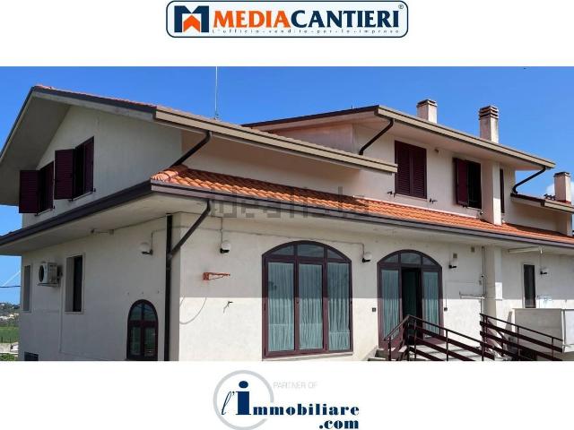 Case e ville in vendita di 373 m² in Contrada Colle di Giogio, 58