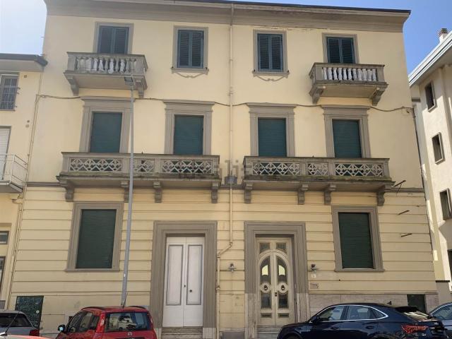 Case e ville in vendita di 374 m² in Via Cristoforo Colombo