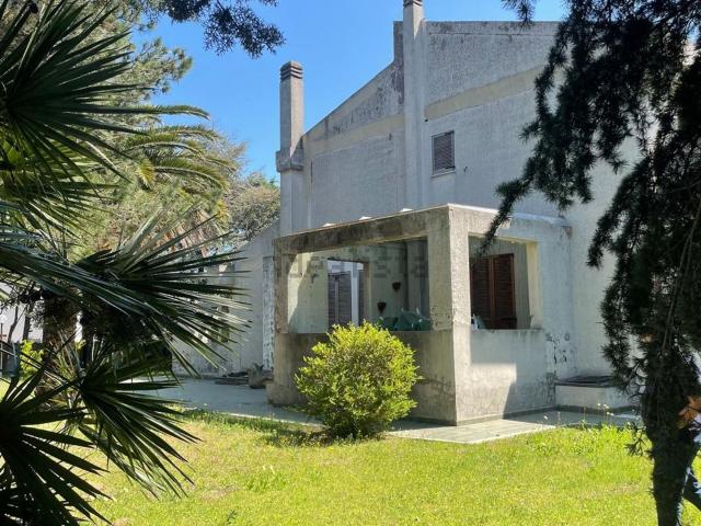 Case e ville in vendita di 374 m² in Via Lissa, 3