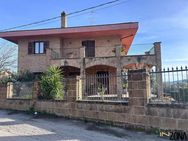 Case e ville in vendita di 374 m² in Viale Francesco Crispi, 155