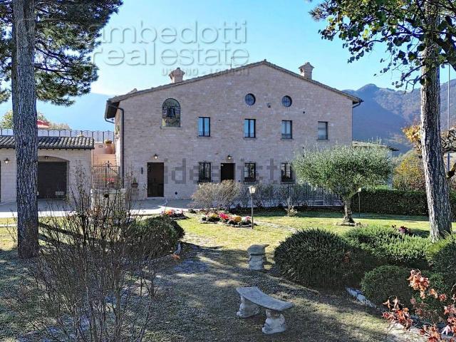 Case e ville in vendita di 375 m²
