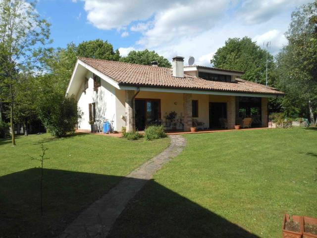 Case e ville in vendita di 375 m² in Via General Vaccari