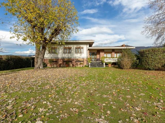 Case e ville in vendita di 375 m² in Via del Parco