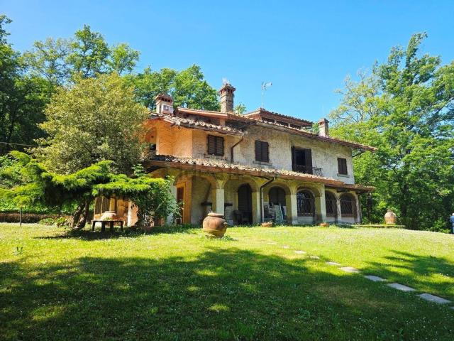 Case e ville in vendita di 375 m² in Località Agazzi
