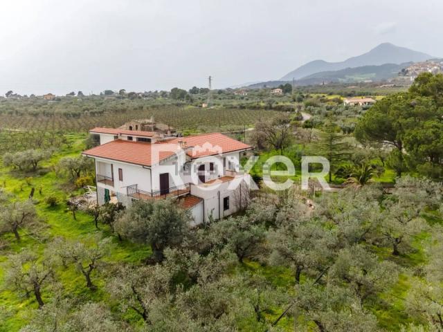 Case e ville in vendita di 376 m² in Via Pitagora di Samo, 10