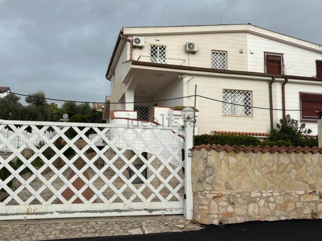 Case e ville in vendita di 376 m² in Viale Giuseppe Verdi