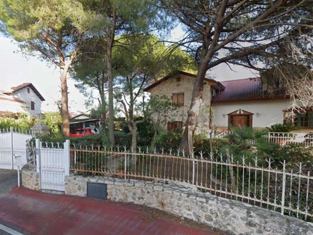 Case e ville in vendita di 376 m² in Viale Lincoln, 18