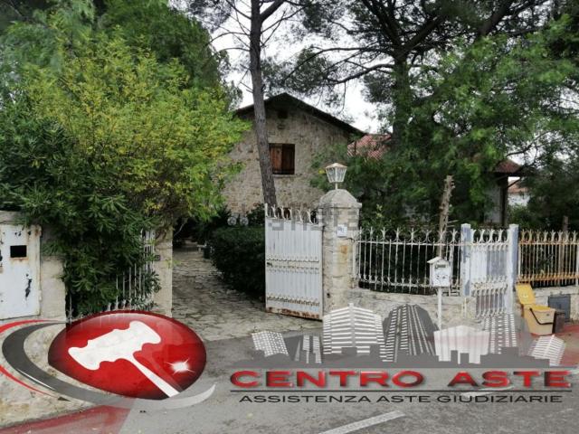 Case e ville in vendita di 376 m² in Viale Lincoln