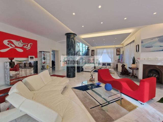 Case e ville in vendita di 377 m² in Via Garibaldi