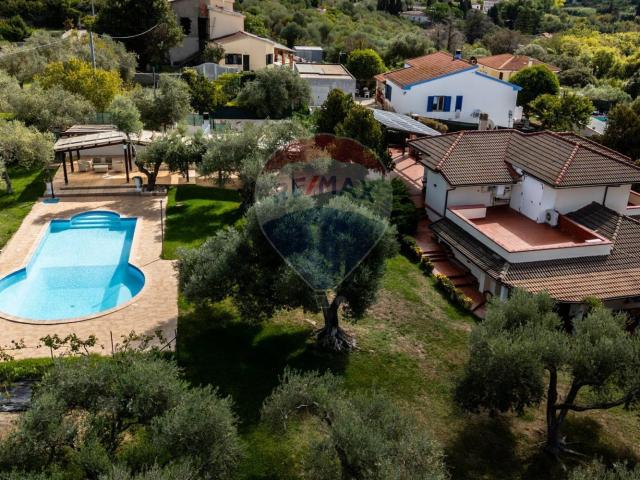 Case e ville in vendita di 377 m² in Strada Vicinale Crabulazzi, 44