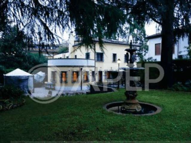 Case e ville in vendita di 378 m² in Via dei Mille, 12