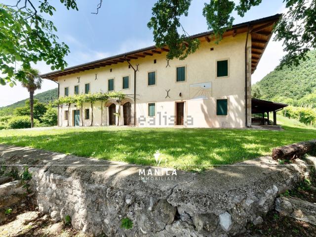 Case e ville in vendita di 378 m² in Via Francesco Fabbri