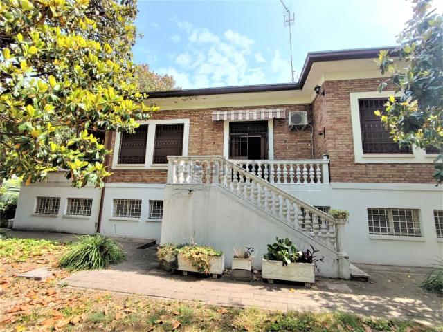 Case e ville in vendita di 378 m² in Viale Gubbio