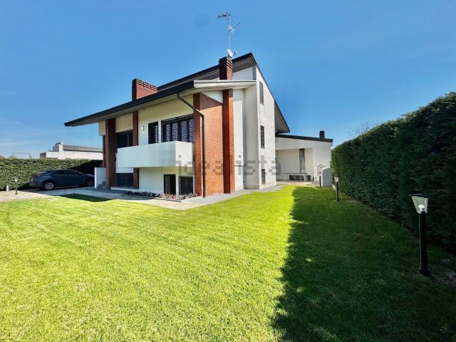 Case e ville in vendita di 378 m² in Circonvallazione Nuova, 9