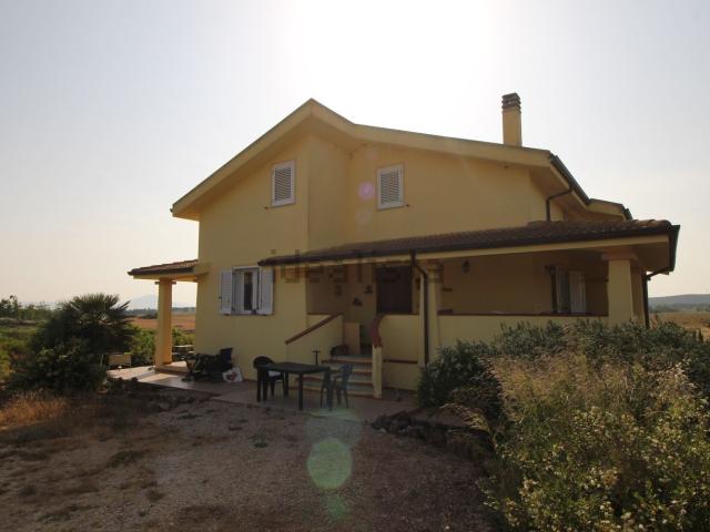 Case e ville in vendita di 378 m² in Strada Don Nigola