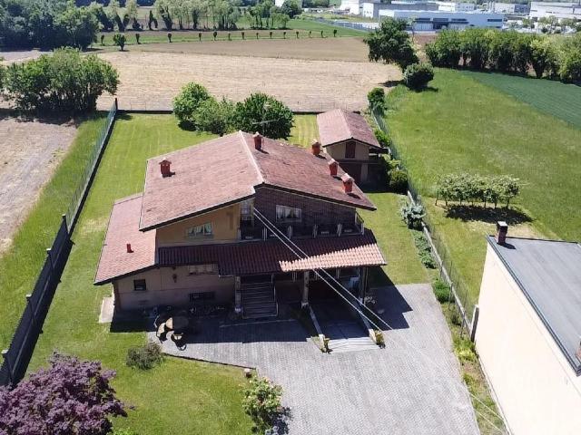 Case e ville in vendita di 379 m² in Via Rodeano, 56