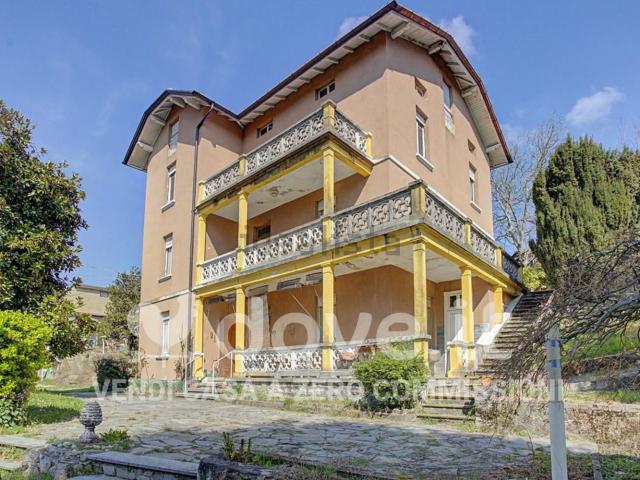 Case e ville in vendita di 380 m² in Via C. Colombo, 3
