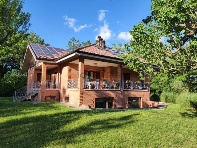 Case e ville in vendita di 380 m² in Via Colle San Pietro, 1