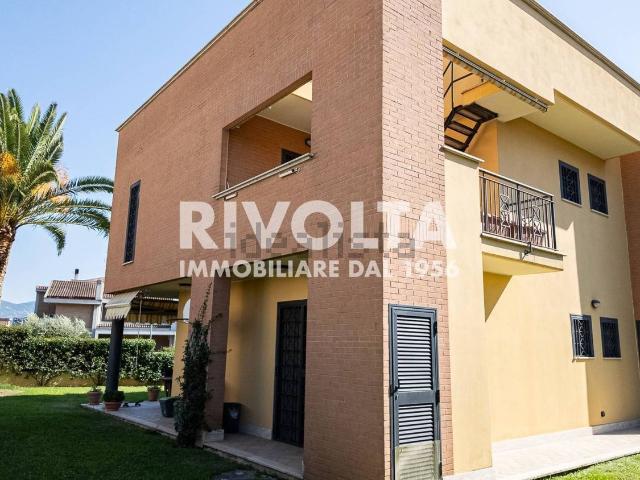 Case e ville in vendita di 380 m² in Via Contessa Entellina
