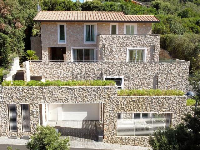 Case e ville in vendita di 380 m² in Via Cala del Pozzo